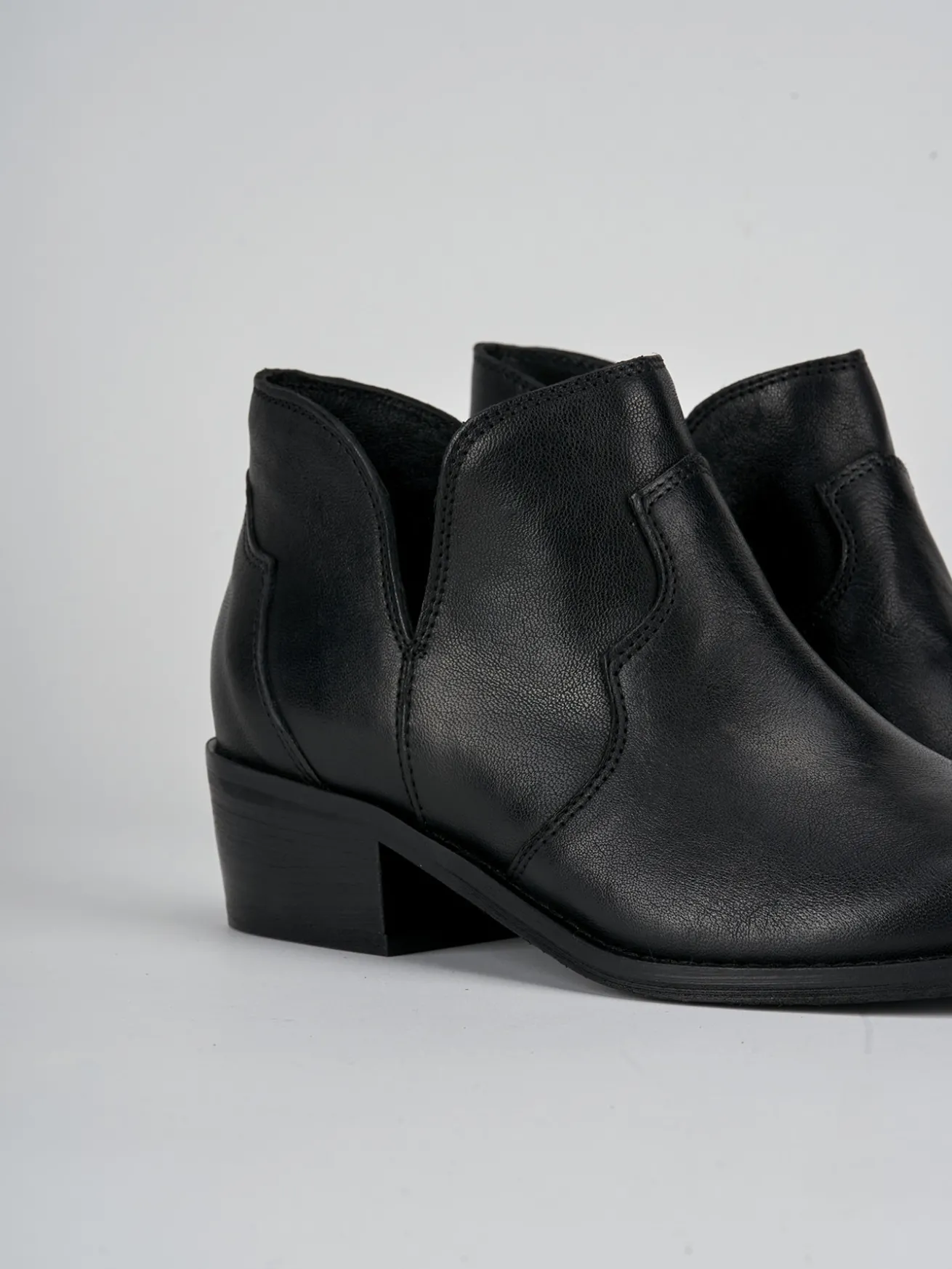 Stivaletti tacco 2cm pelle nero