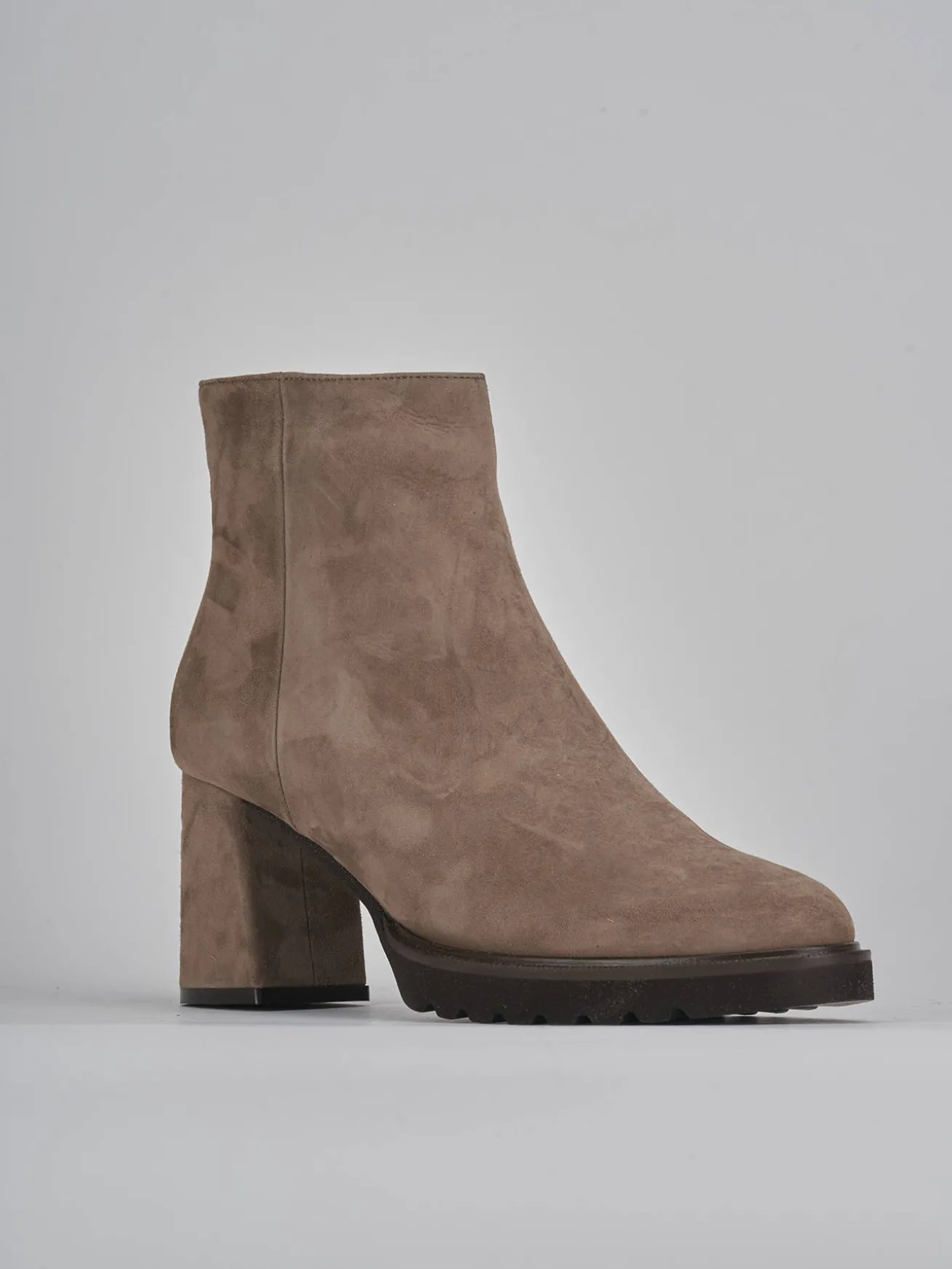 Stivaletto tacco 7 beige camoscio