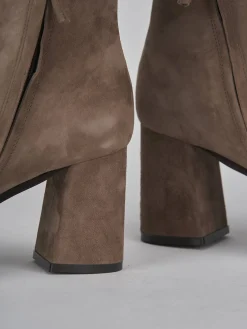 Stivaletto tacco 7 beige camoscio