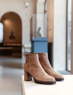 Stivaletto tacco 7 beige camoscio