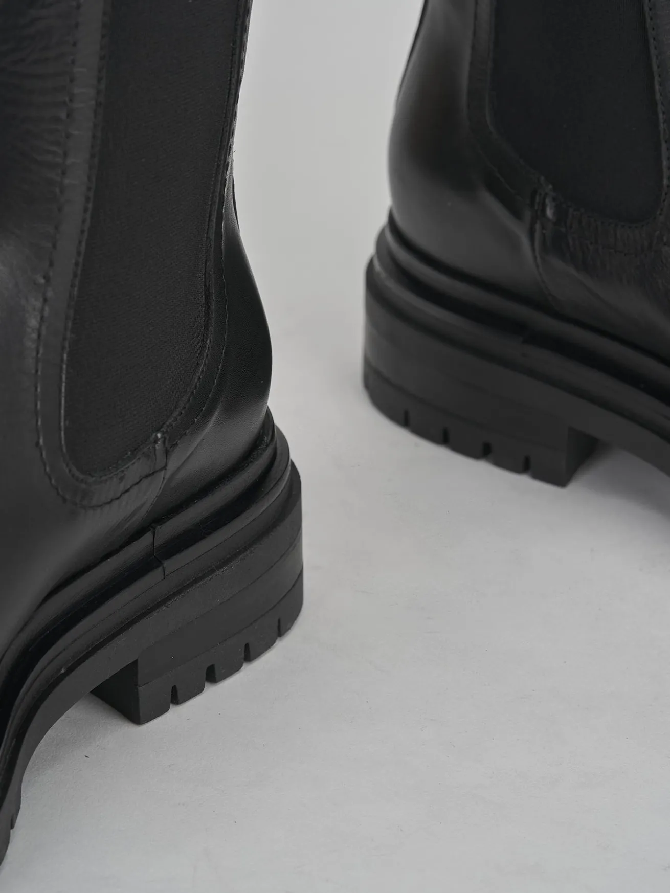 Stivaletto tacco 2 cm nero pelle