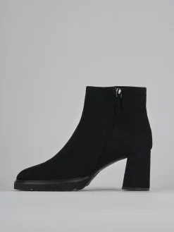 Stivaletto tacco 7 nero camoscio