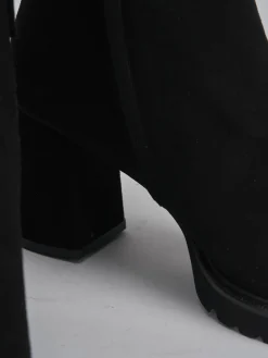 Stivaletto tacco 7 nero camoscio