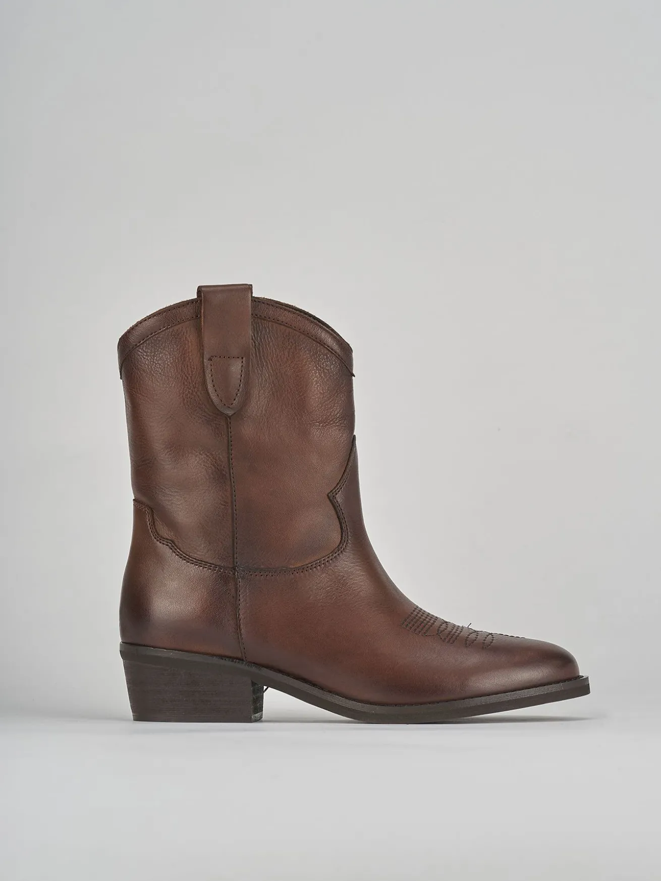 Stivaletto texano tacco 2 cm marrone pelle