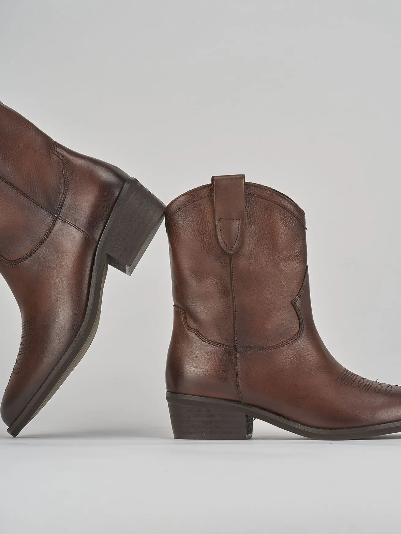 Stivaletto texano tacco 2 cm marrone pelle