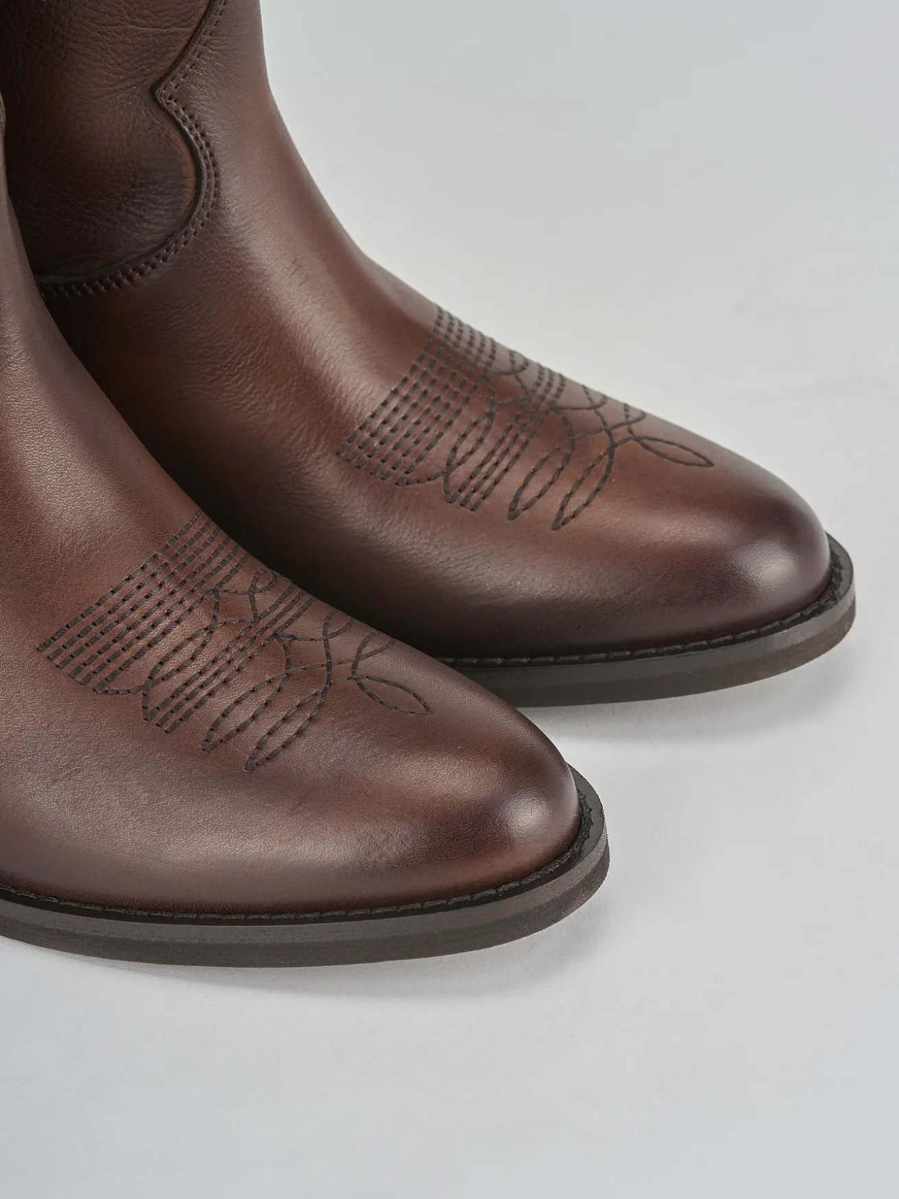 Stivaletto texano tacco 2 cm marrone pelle