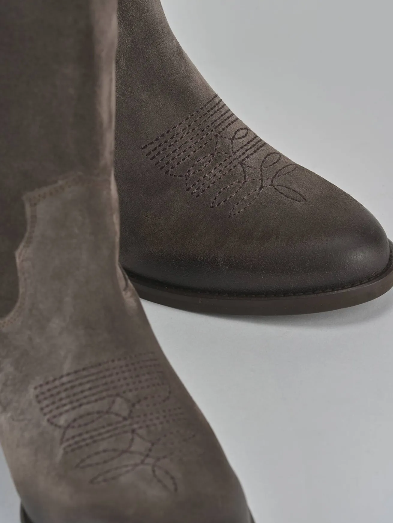 Stivali tacco 4cm camoscio testa