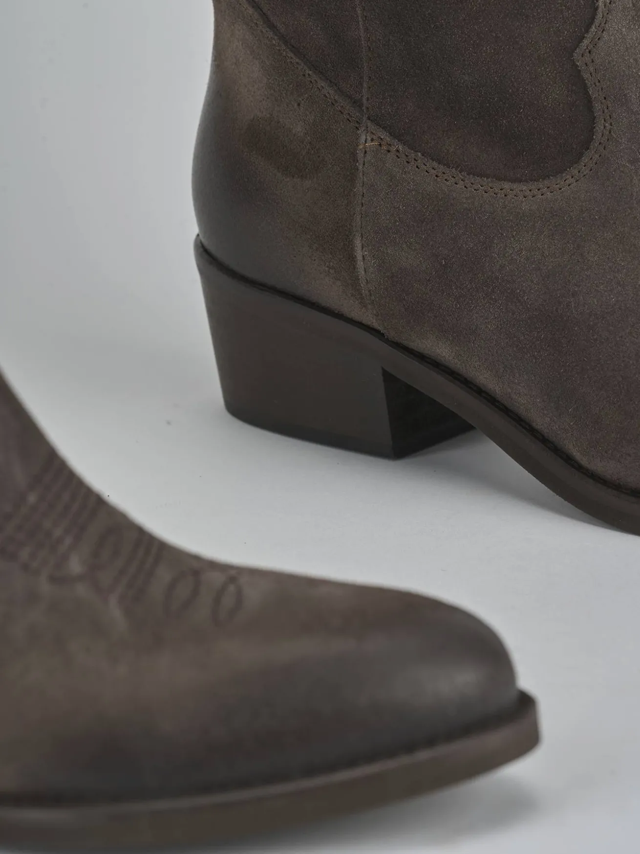 Stivali tacco 4cm camoscio testa