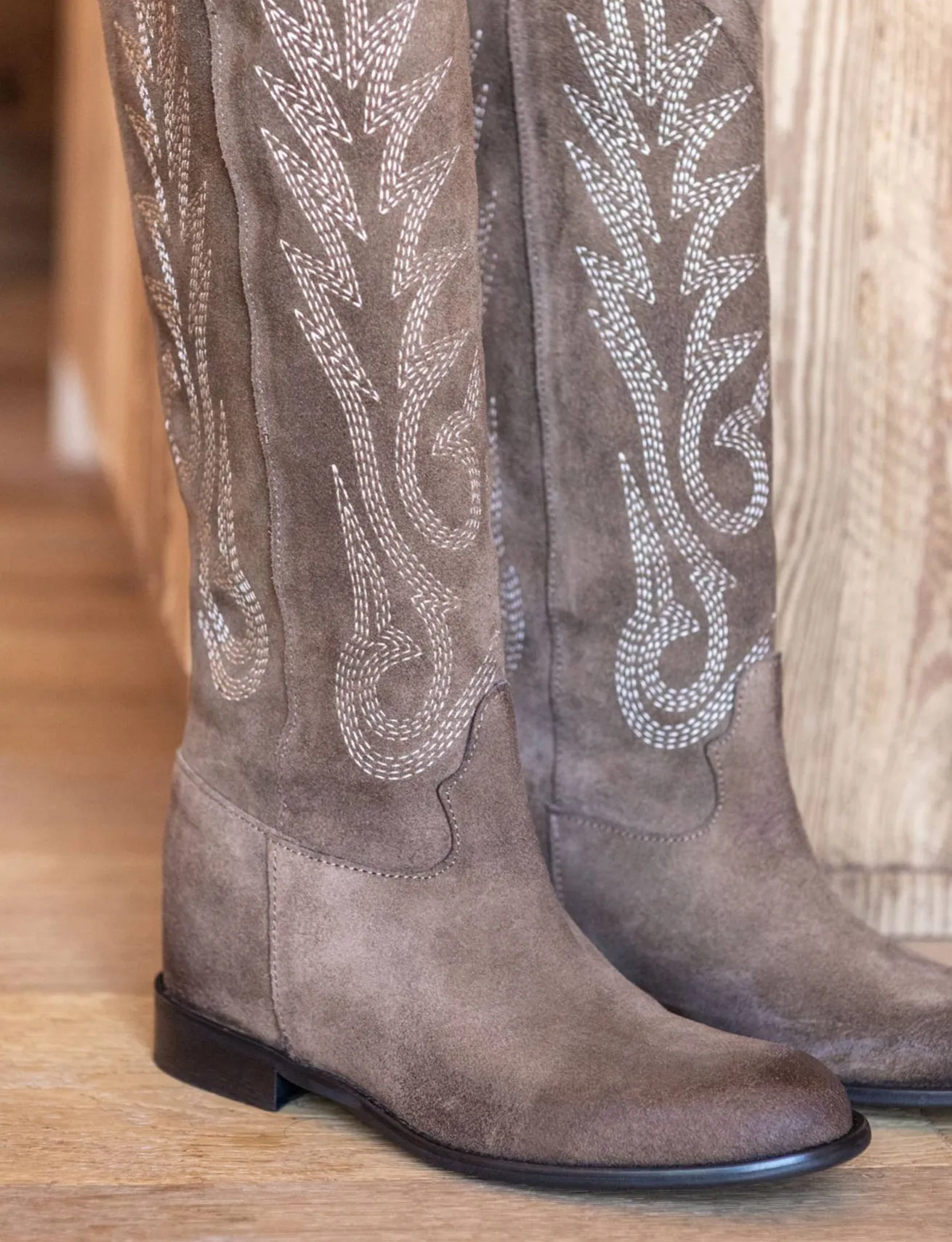 Stivali tacco 2cm camoscio beige