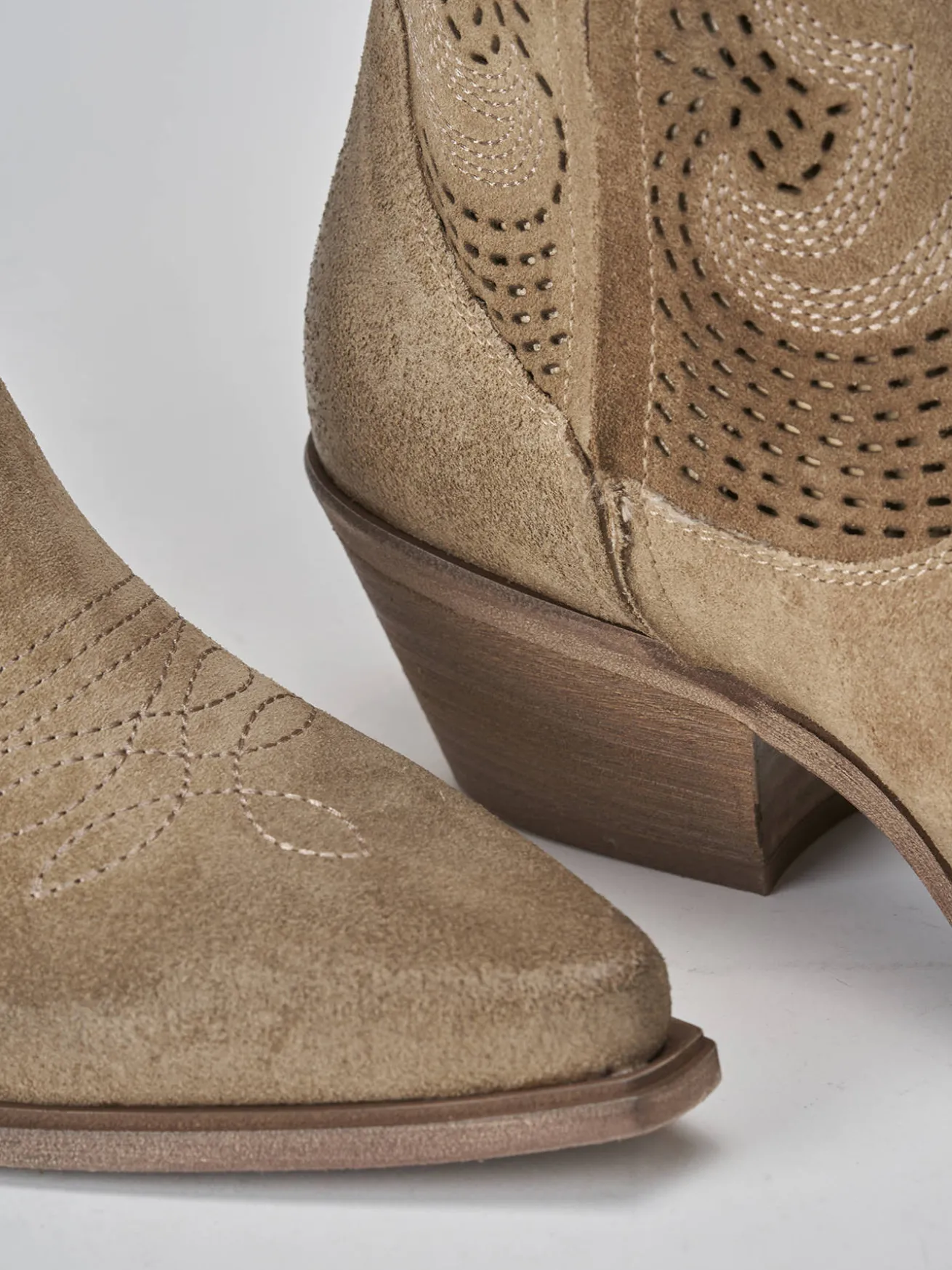 Stivali tacco 8cm camoscio beige