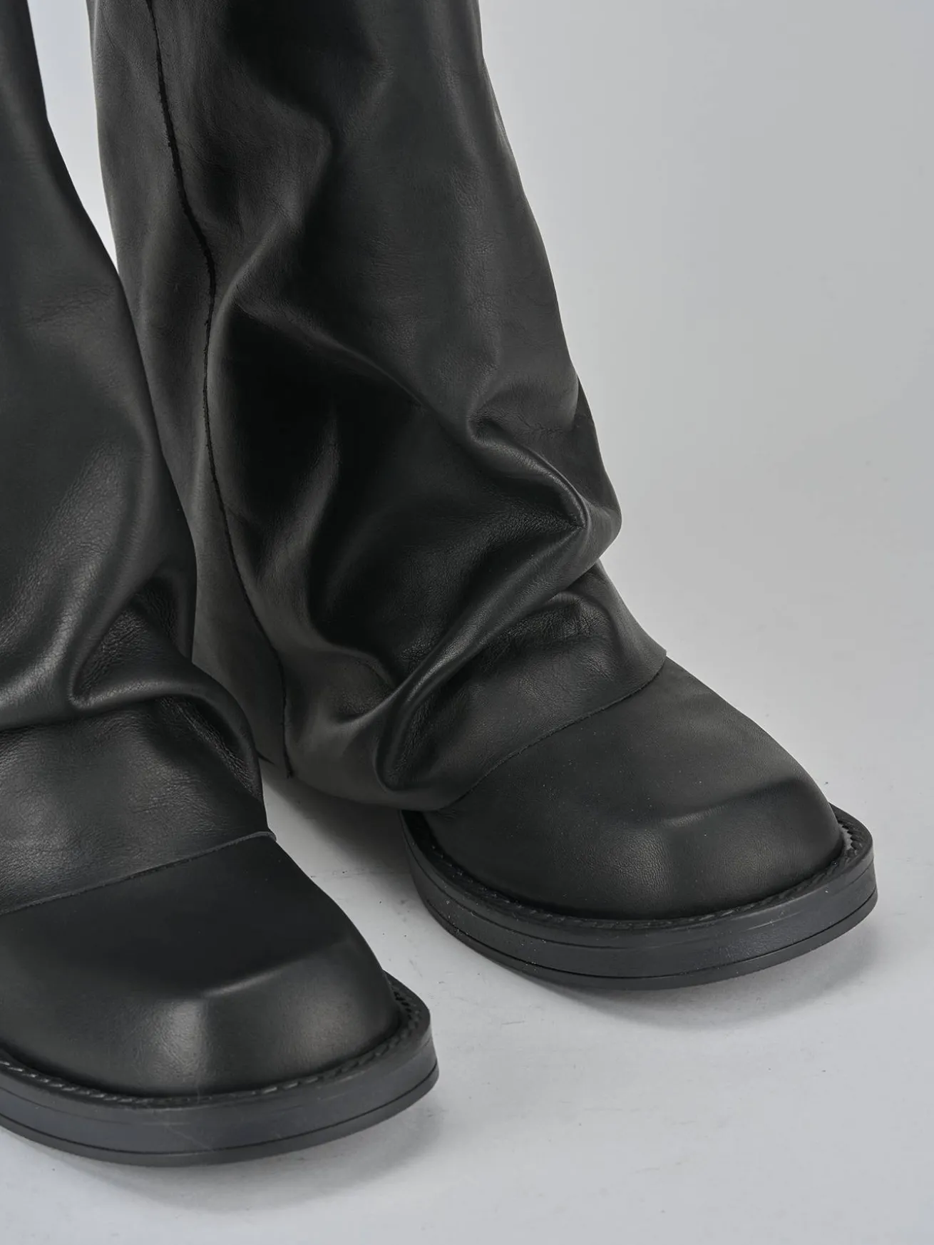 Stivali tacco 3cm pelle nero