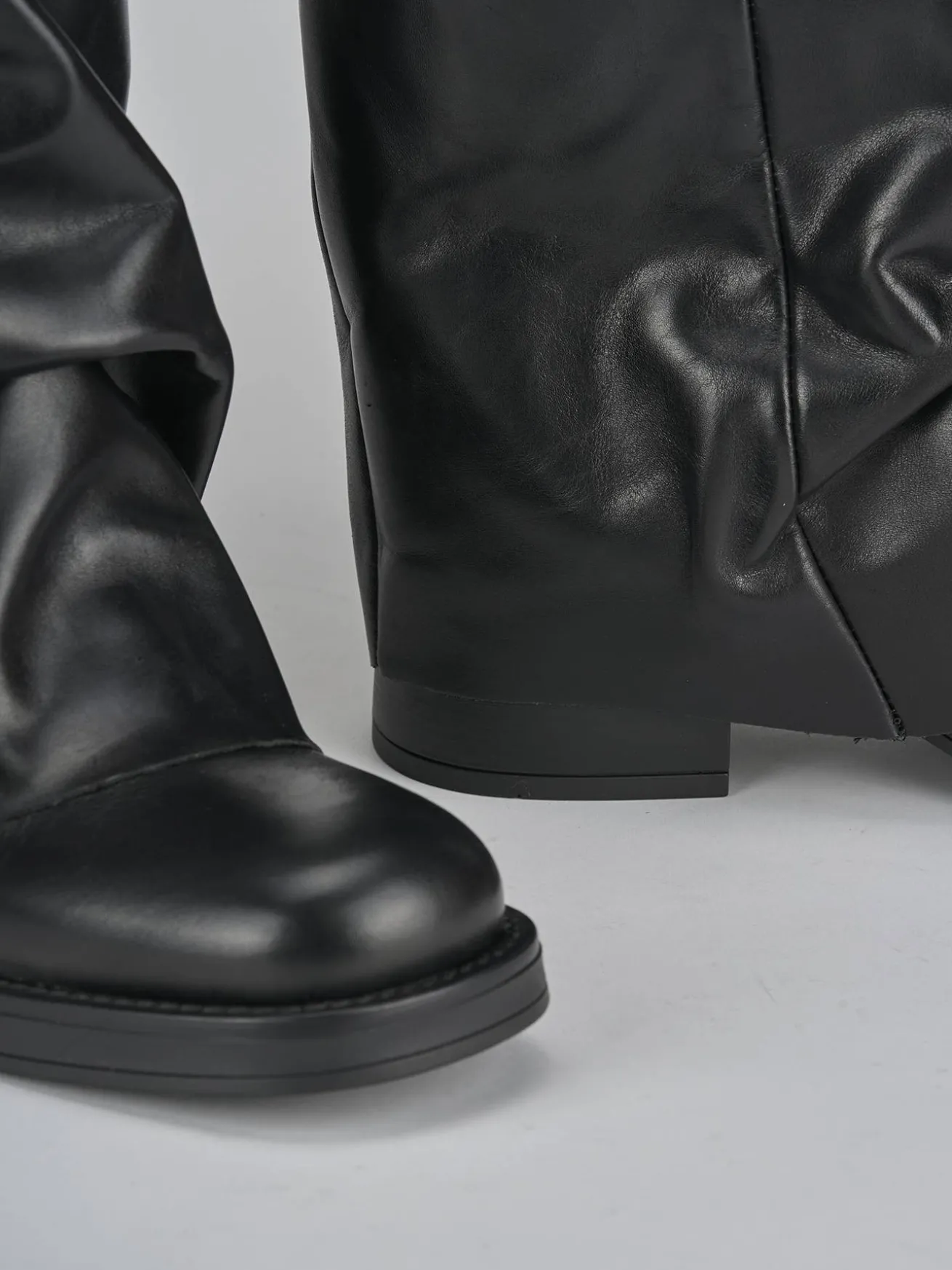 Stivali tacco 3cm pelle nero