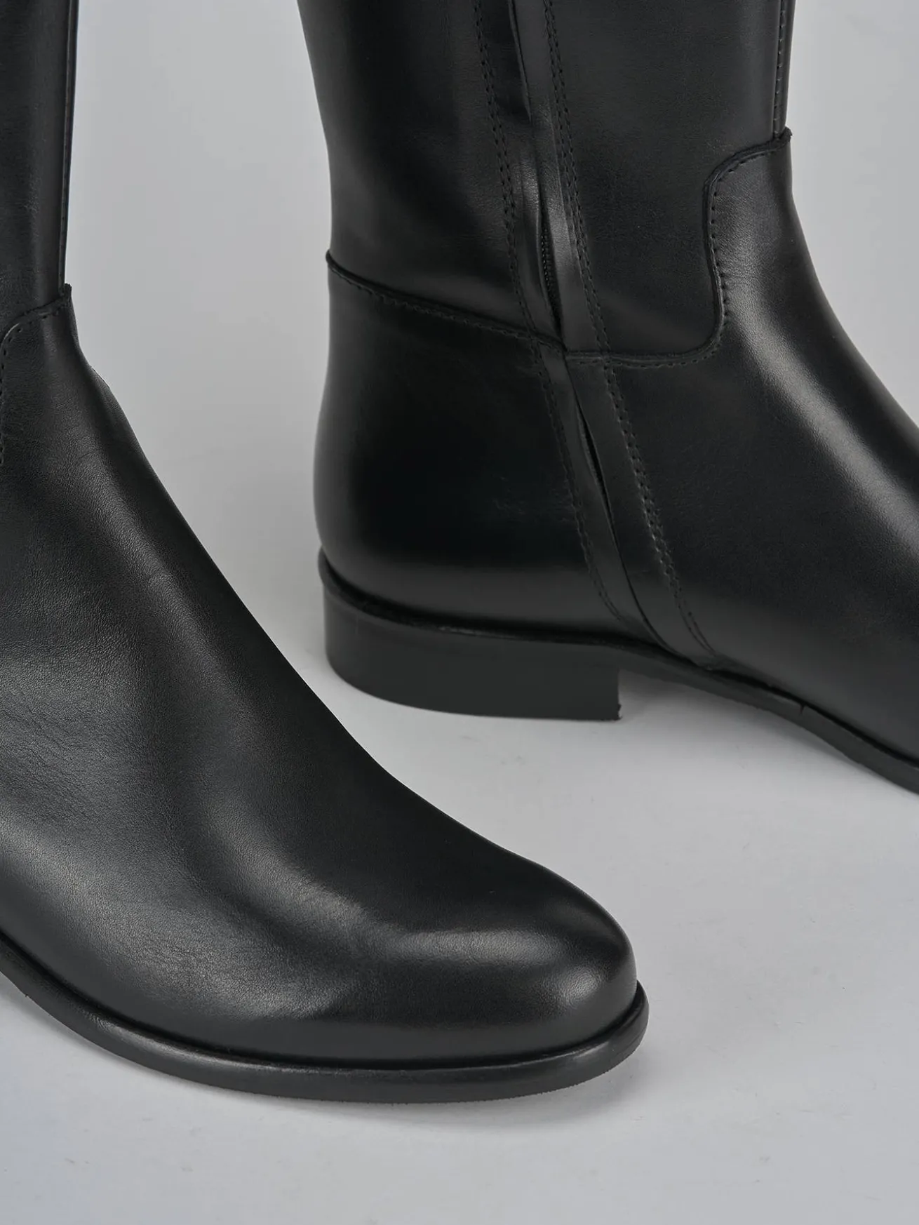 Stivali tacco 2cm pelle nero