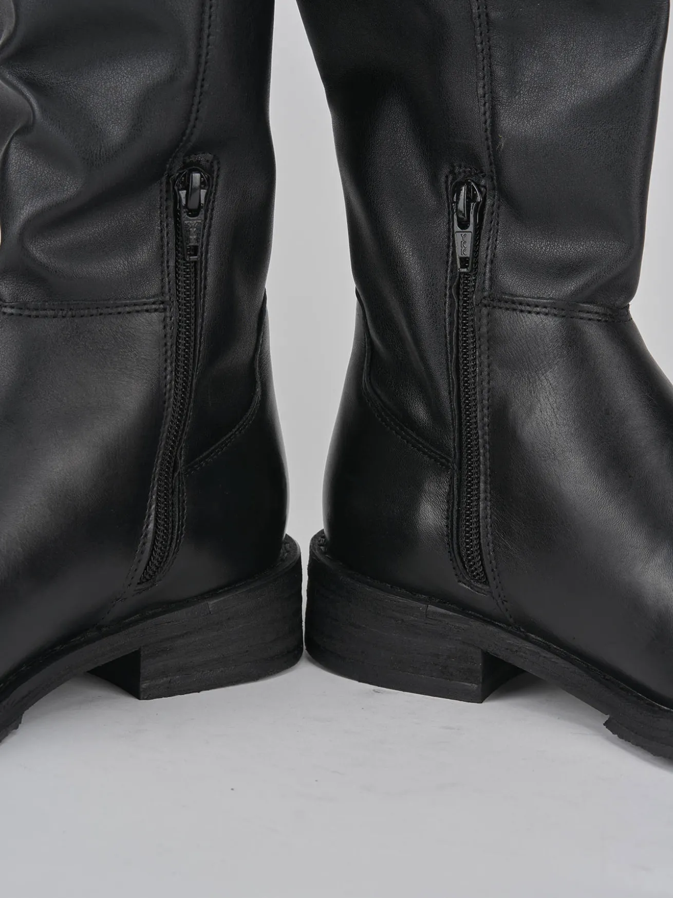 Stivali tacco 2cm pelle nero