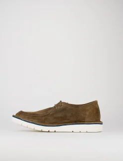 stringata fondo gomma e soletto interno in vera pelle. Tomaia in morbido camoscio testa