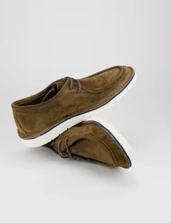 stringata fondo gomma e soletto interno in vera pelle. Tomaia in morbido camoscio testa