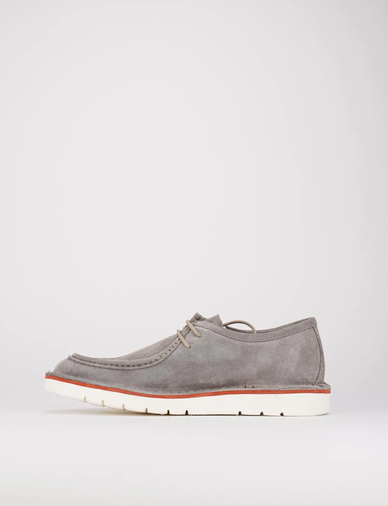 stringata fondo gomma e soletto interno in vera pelle. Tomaia in morbido camoscio grigio