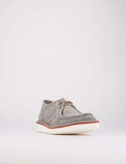 stringata fondo gomma e soletto interno in vera pelle. Tomaia in morbido camoscio grigio