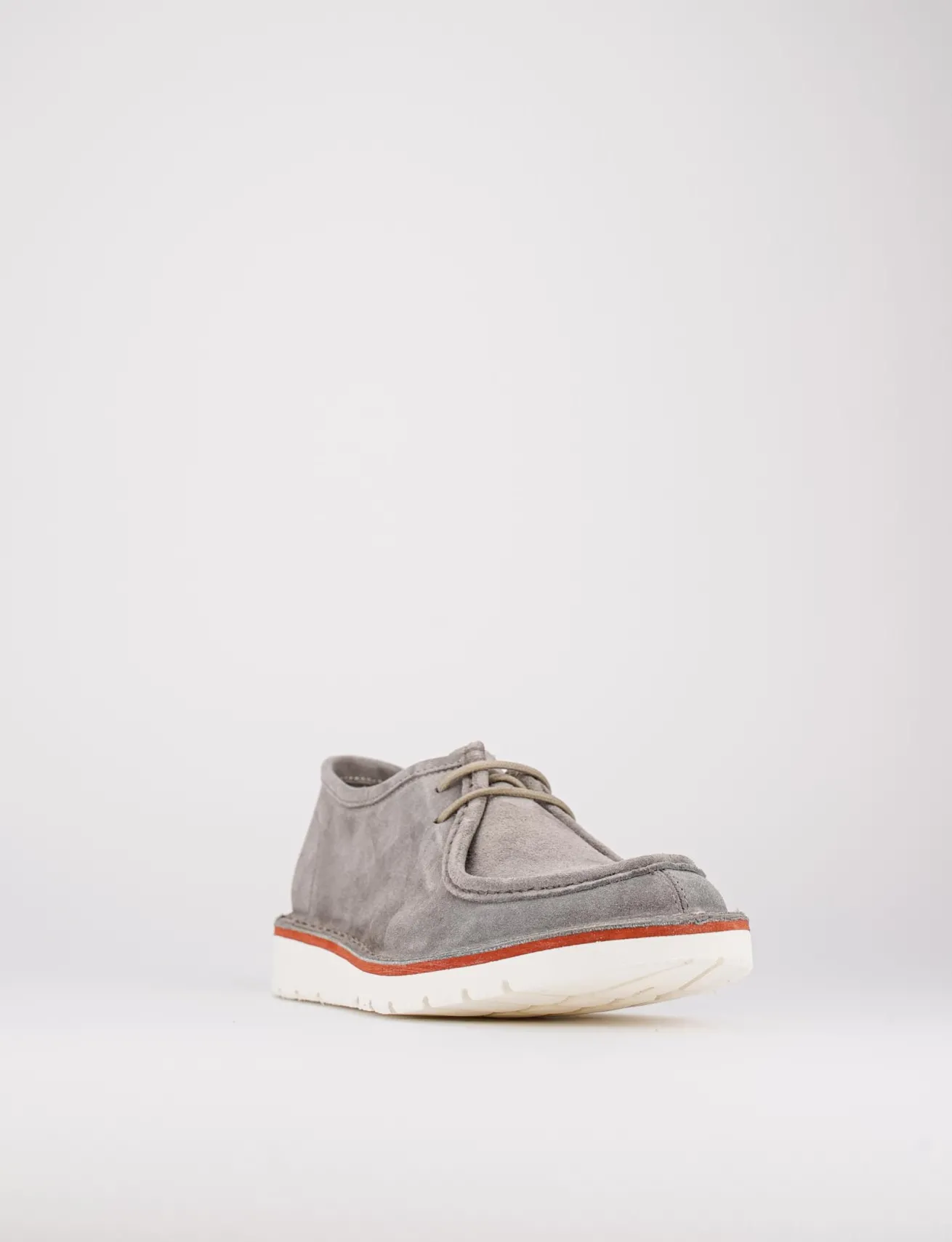 stringata fondo gomma e soletto interno in vera pelle. Tomaia in morbido camoscio grigio