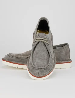 stringata fondo gomma e soletto interno in vera pelle. Tomaia in morbido camoscio grigio