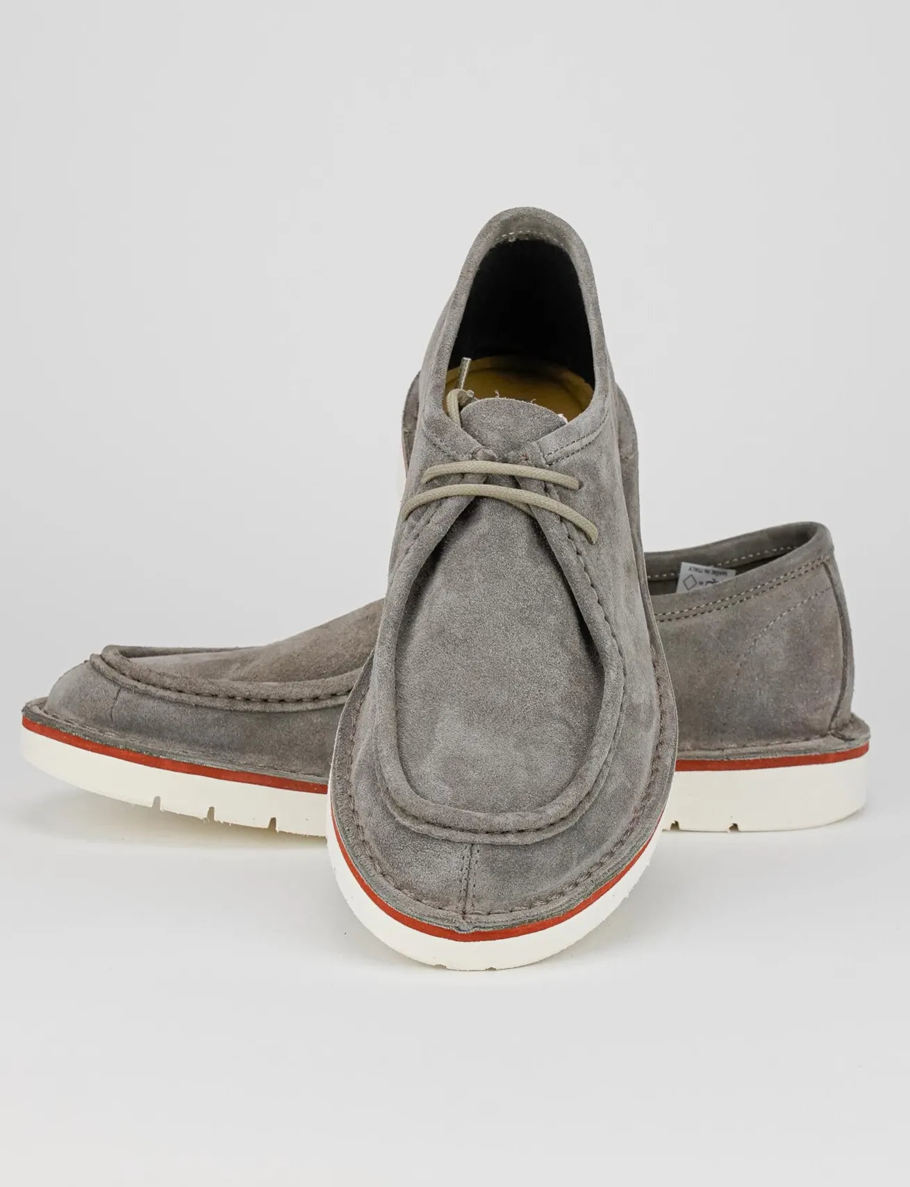 stringata fondo gomma e soletto interno in vera pelle. Tomaia in morbido camoscio grigio