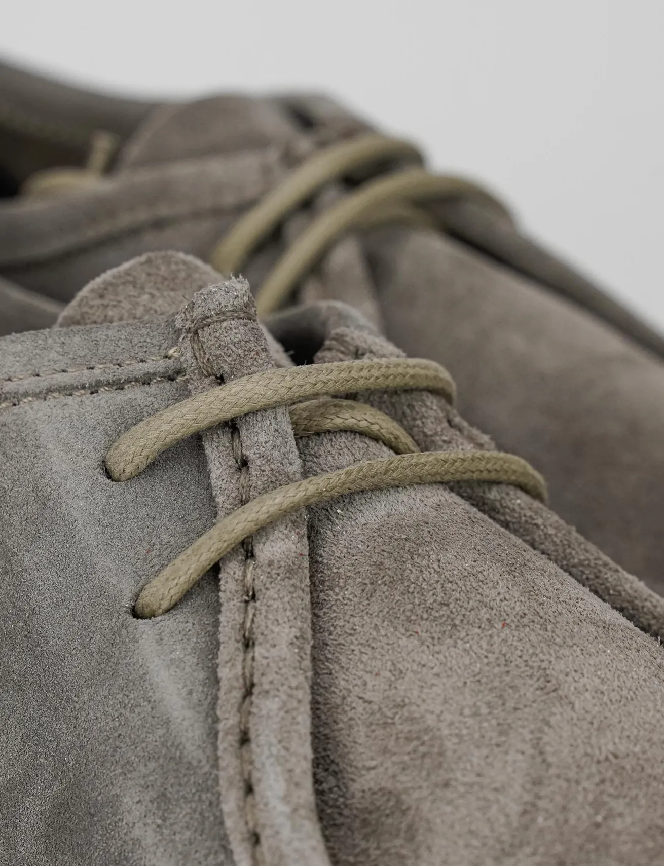 stringata fondo gomma e soletto interno in vera pelle. Tomaia in morbido camoscio grigio