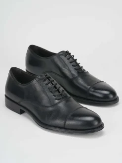 Stringata nero pelle