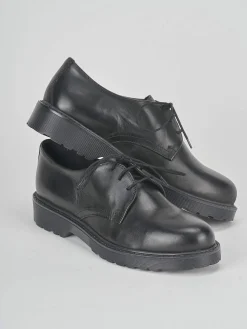 Stringata tacco 2 cm nero pelle