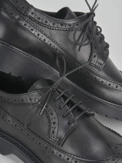 Stringata tacco 2 cm nero pelle