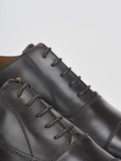 Stringata tacco 2 cm testa pelle