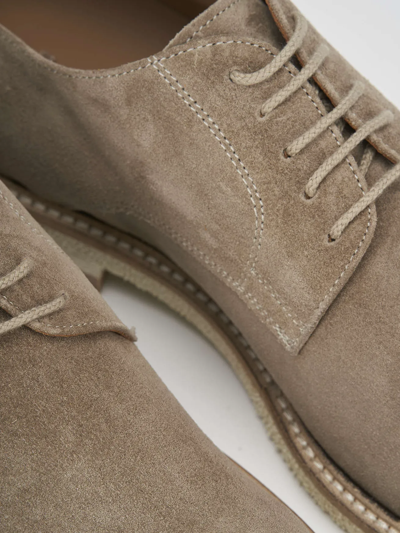 Stringate beige camoscio