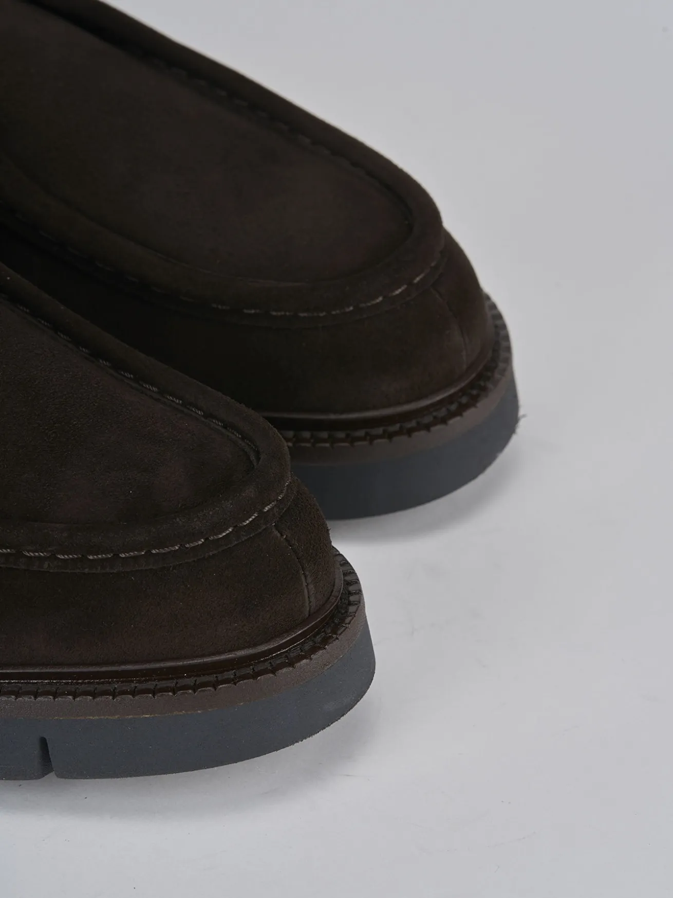 Stringate camoscio testa