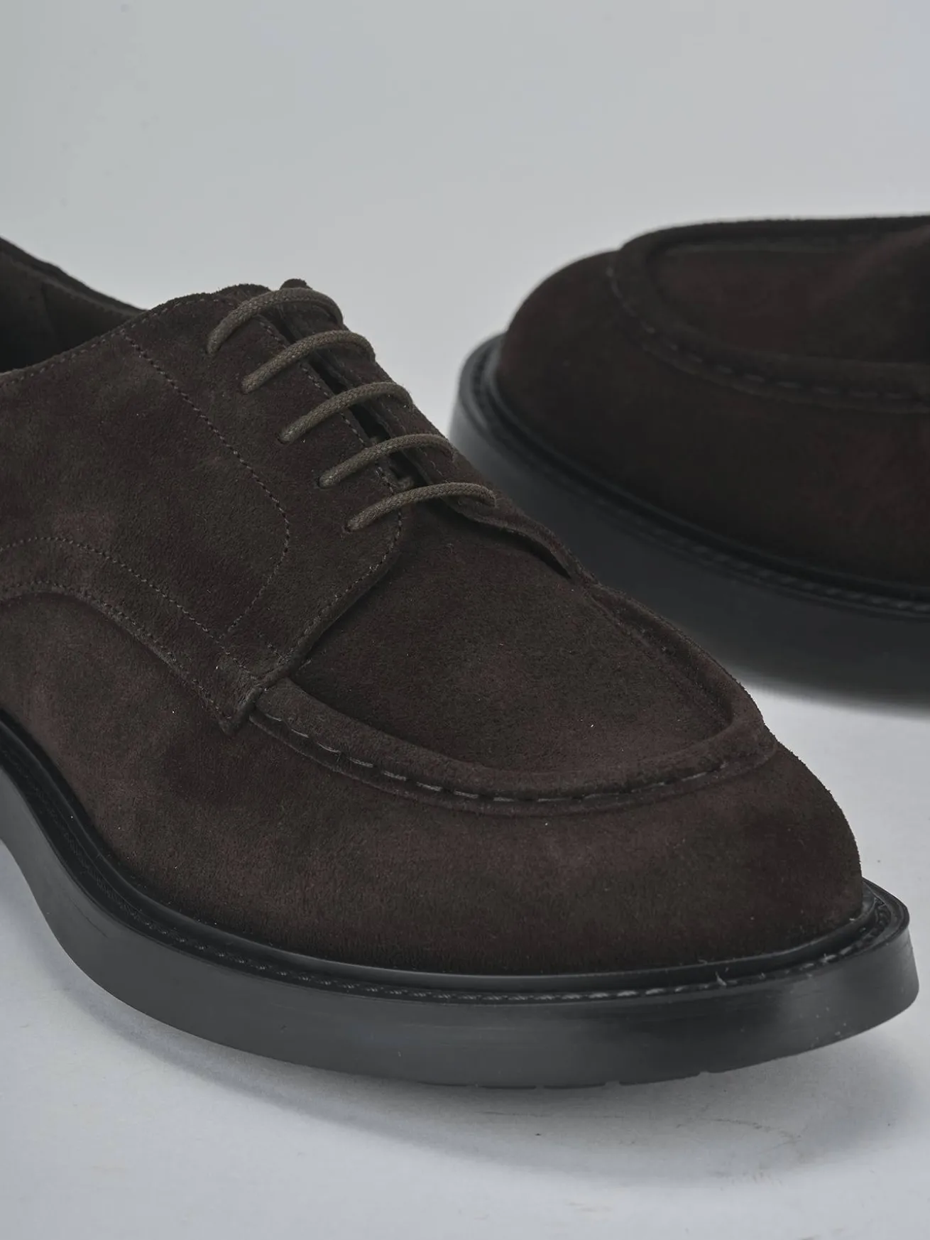 Stringate camoscio testa