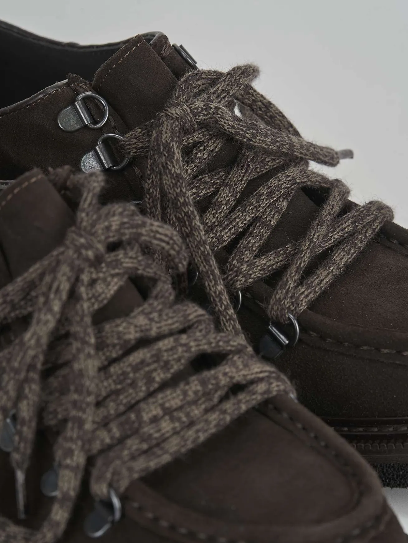 Stringate camoscio testa