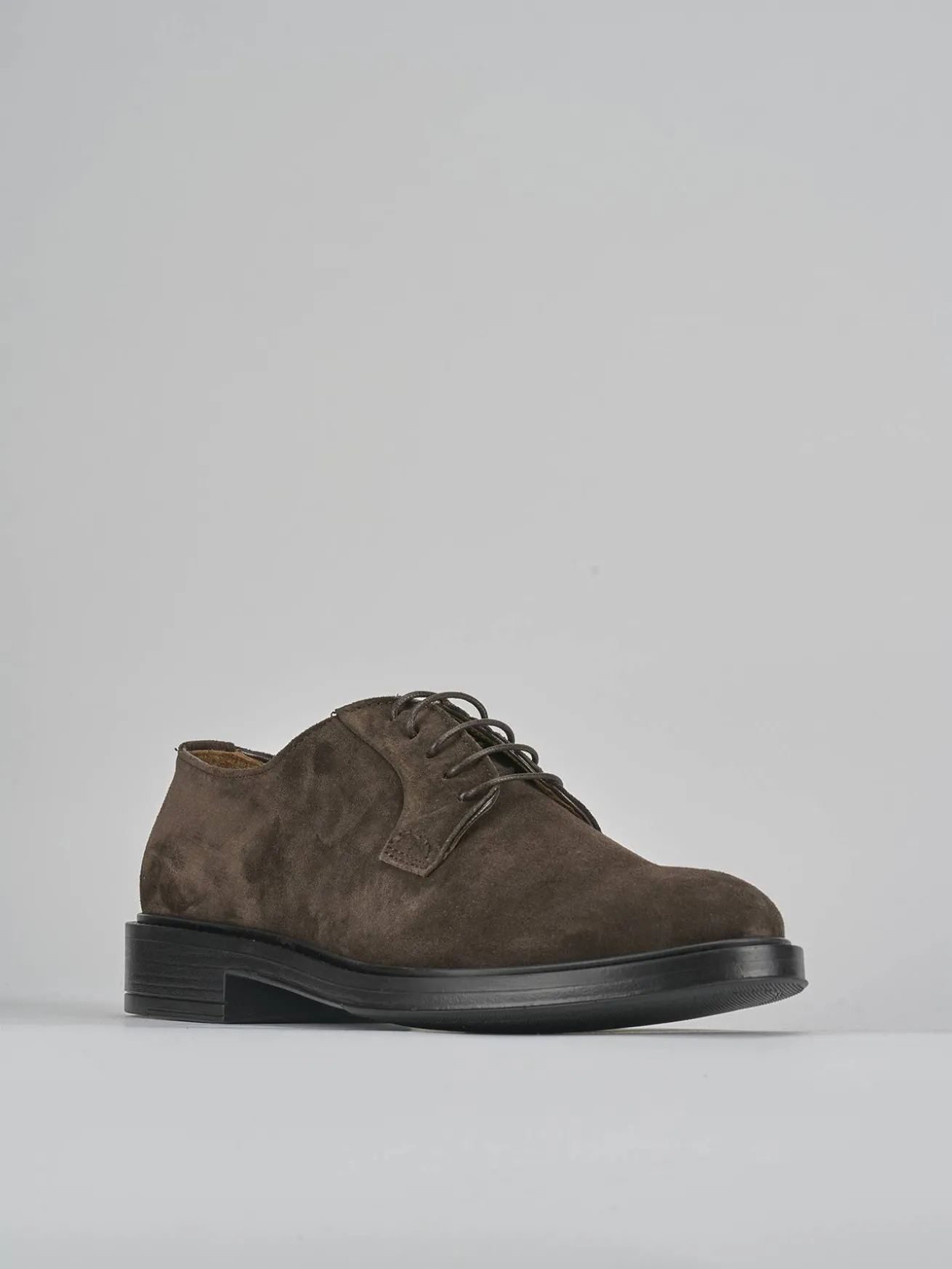 Stringate camoscio testa