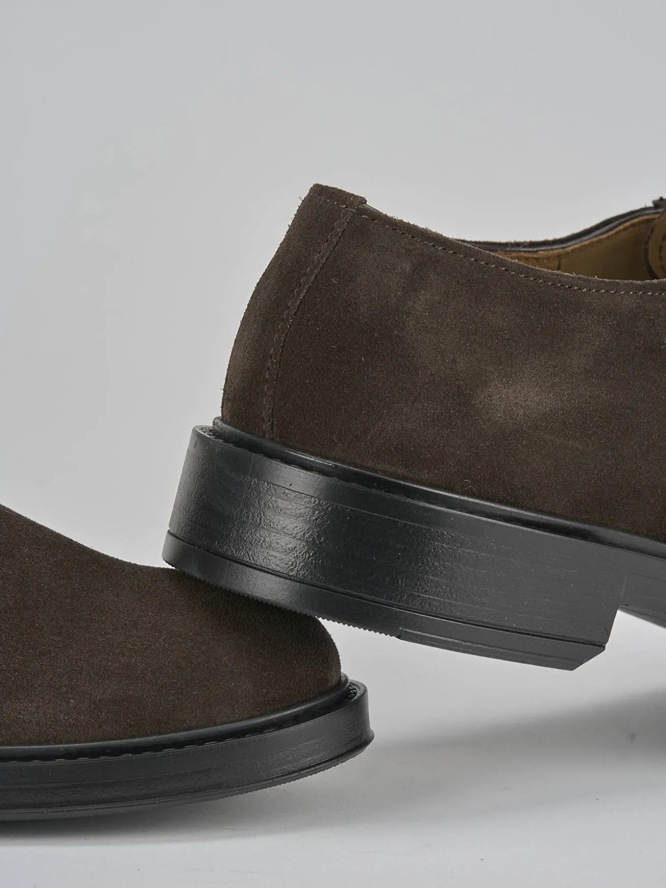 Stringate camoscio testa