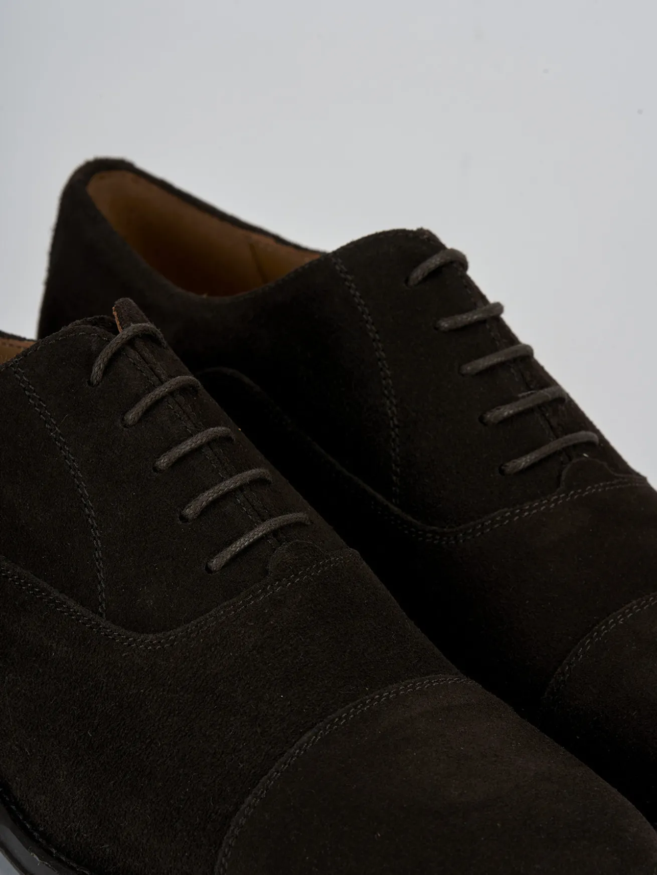 Stringate camoscio testa