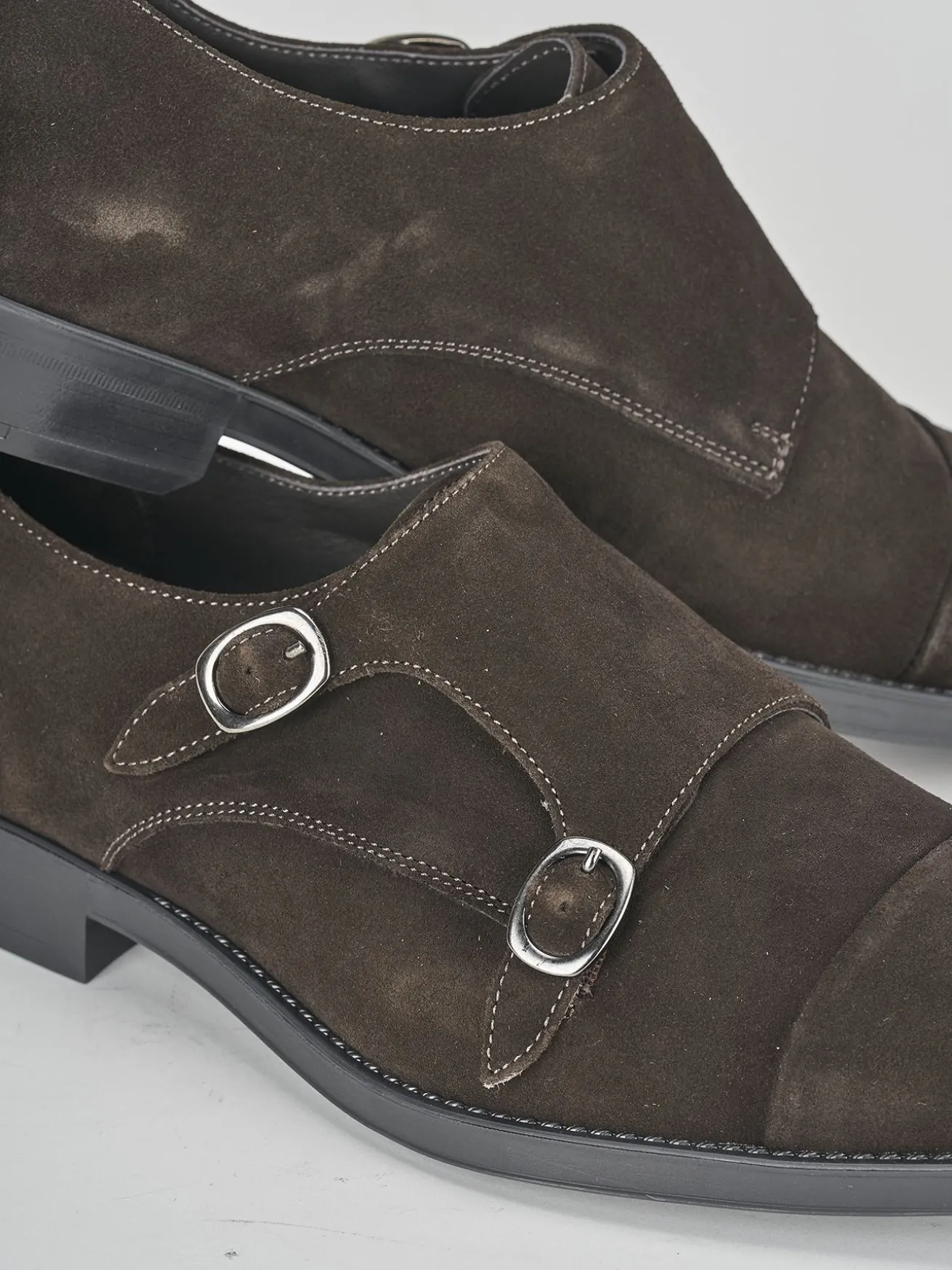 Stringate camoscio testa