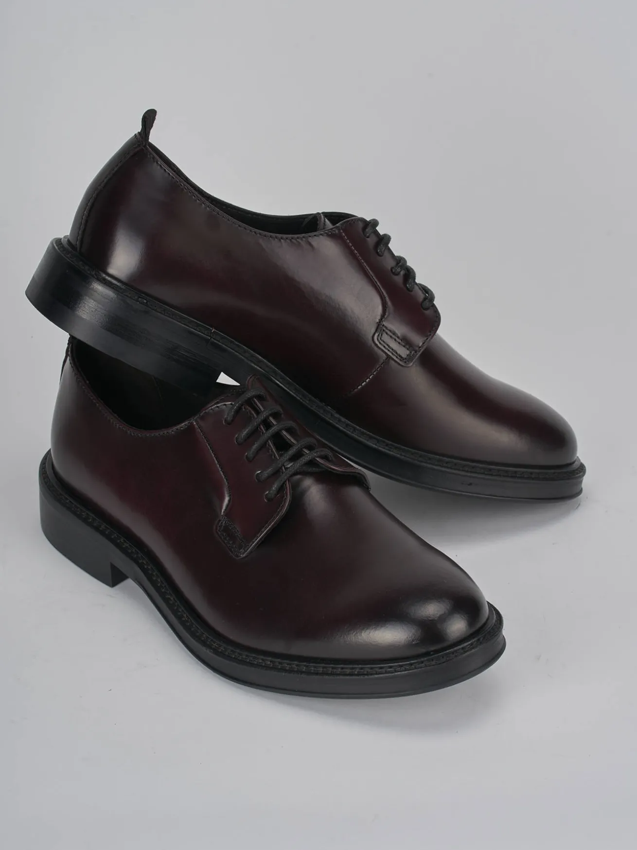 Stringate pelle bordo'