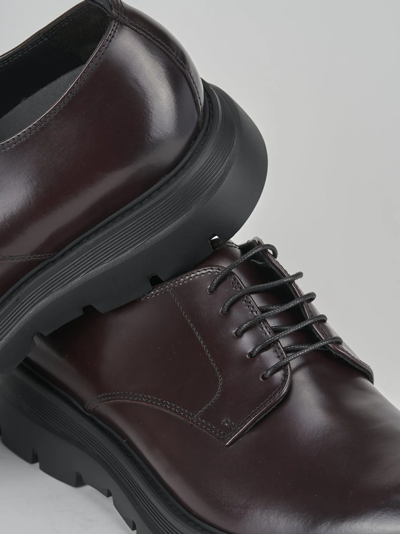 Stringate pelle bordo'