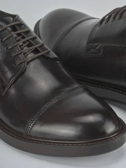 Stringate pelle testa