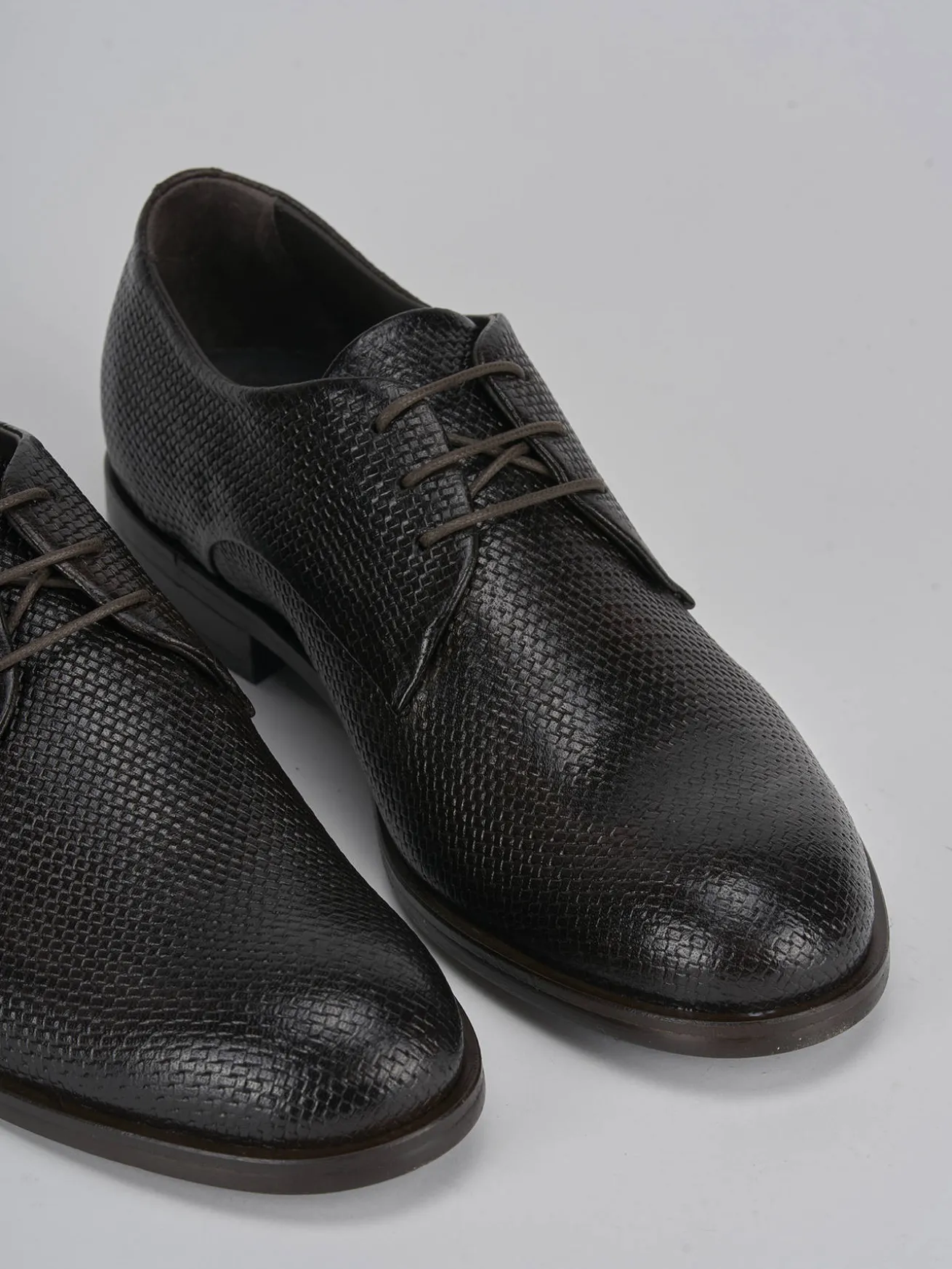 Stringate pelle testa