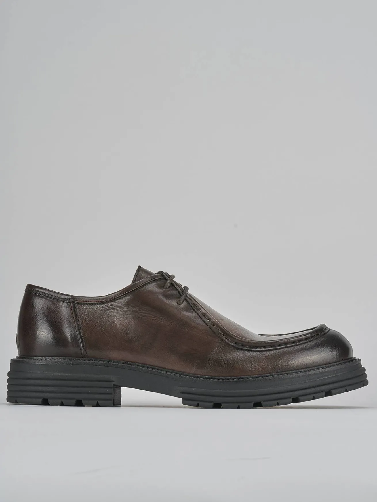 Stringate pelle testa