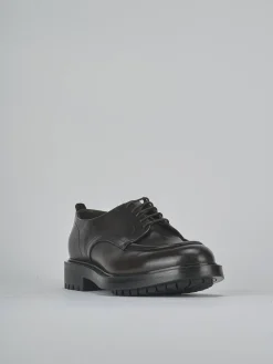 Stringate pelle testa