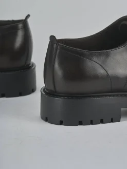 Stringate pelle testa