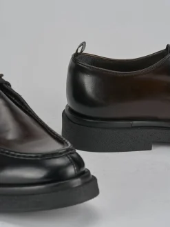 Stringate pelle testa